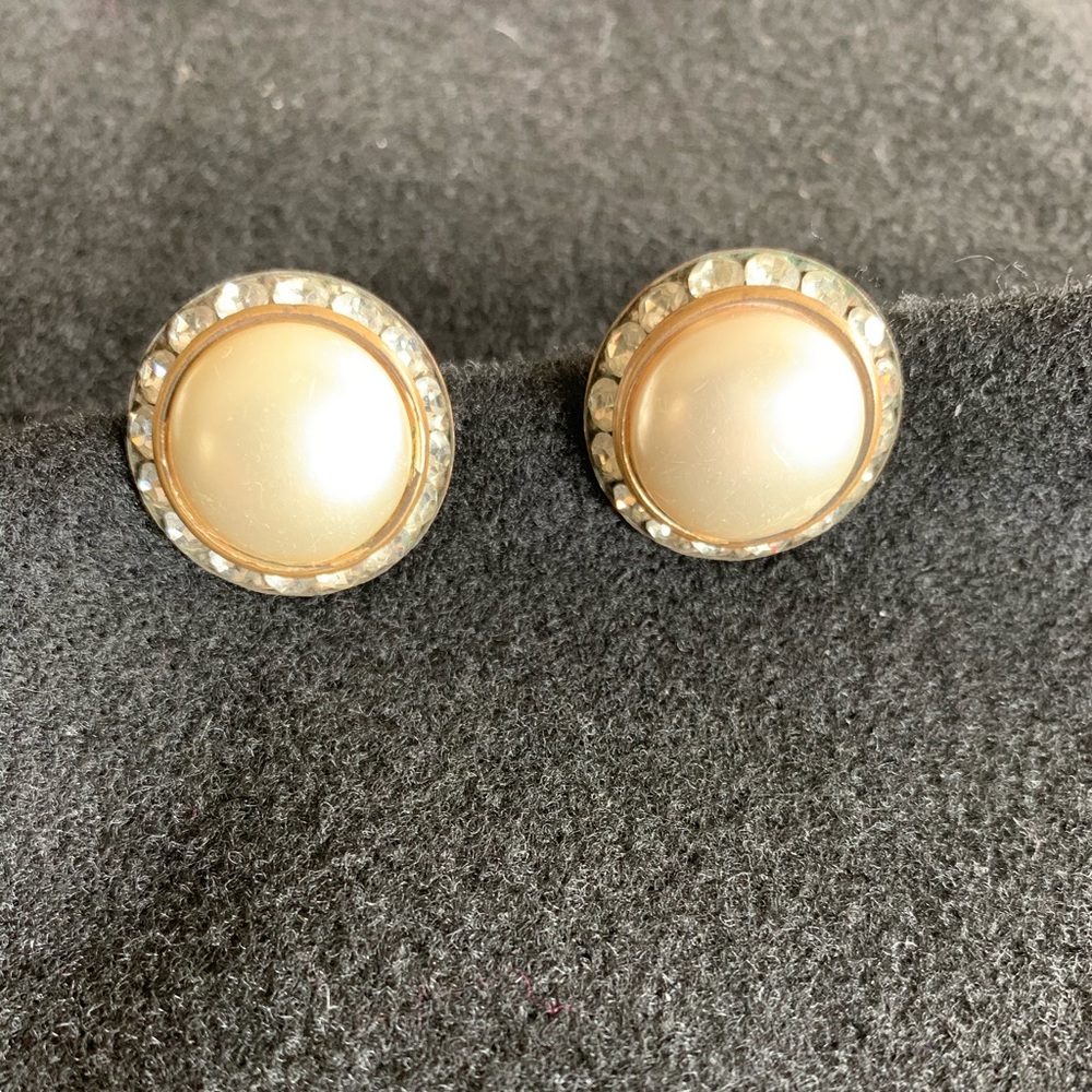 Vintage look clip earrings